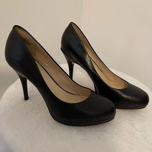 Nine West classic black pumps